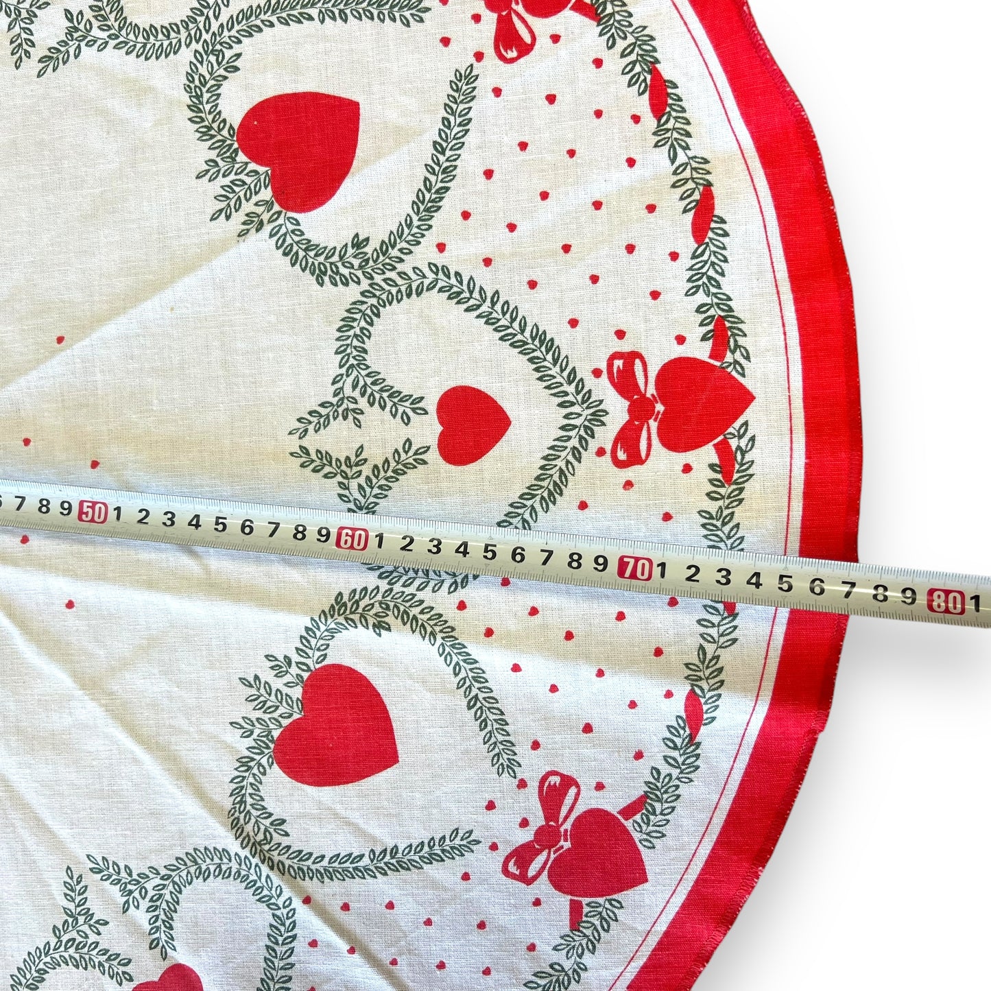 Round Tablecloth with Heart and Bow Pattern – Red and White Retro Decor