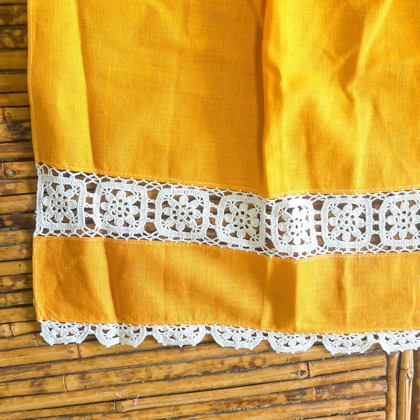 Retro yellow and white lace tie back half apron