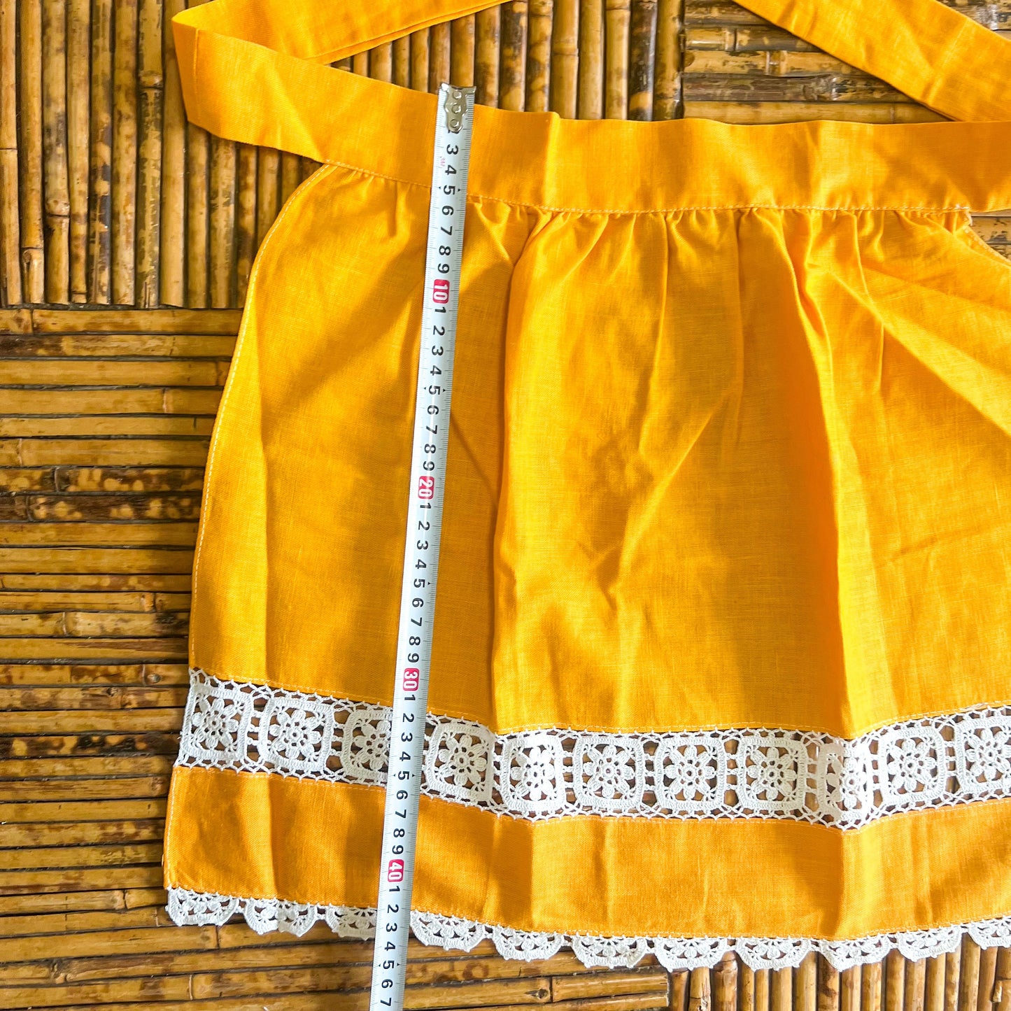 Retro yellow and white lace tie back half apron