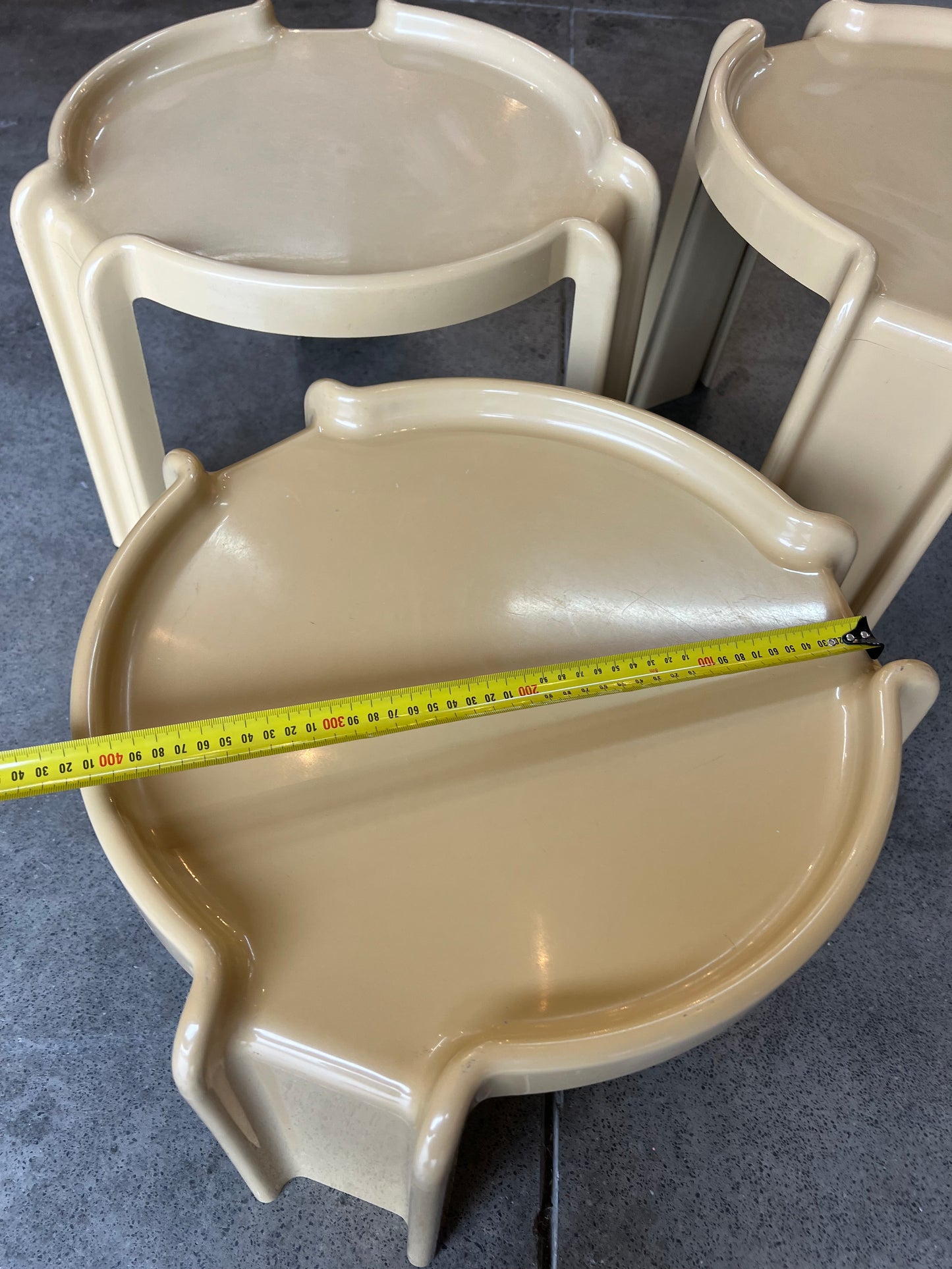 Kartell Nesting Tables – Set of 3 by Giotto Stoppino, 1970s Italian Design, Cream Side Tables