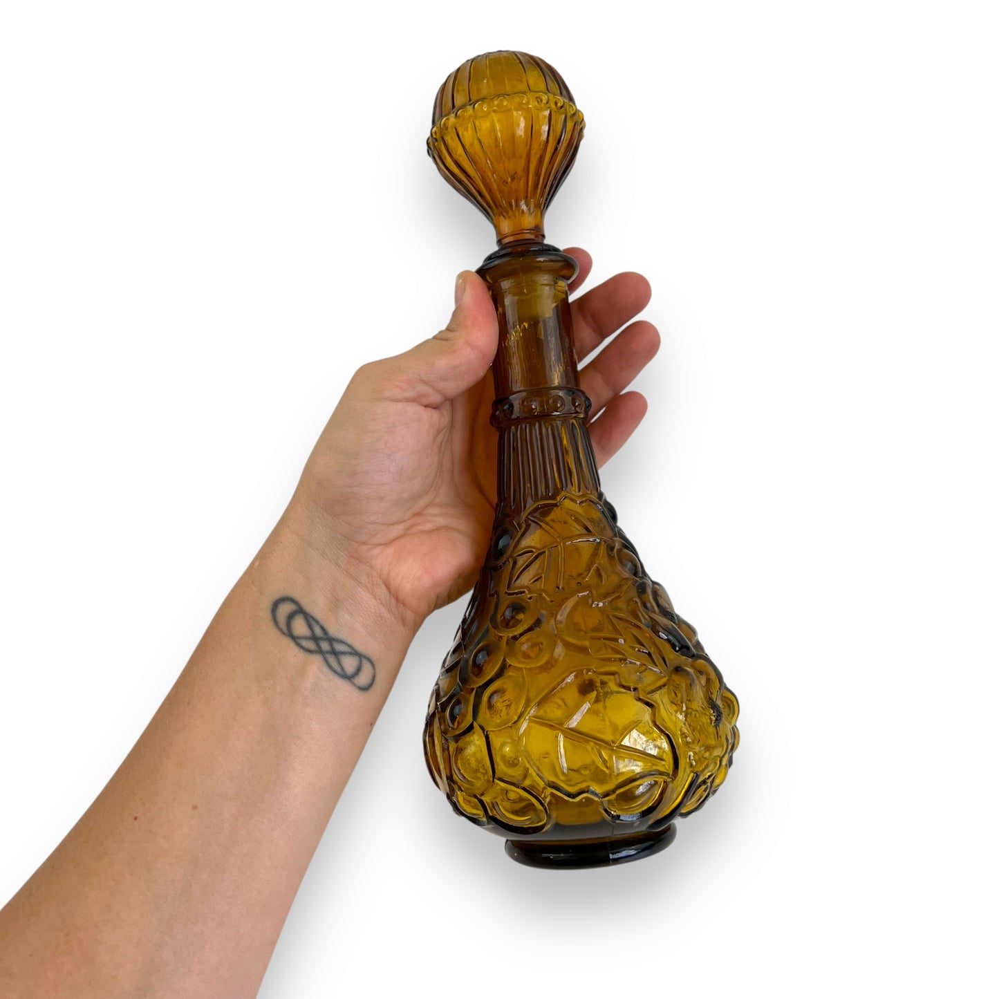 Amber Glass Decanter with Stopper – Textured Grapes & Vine Motif