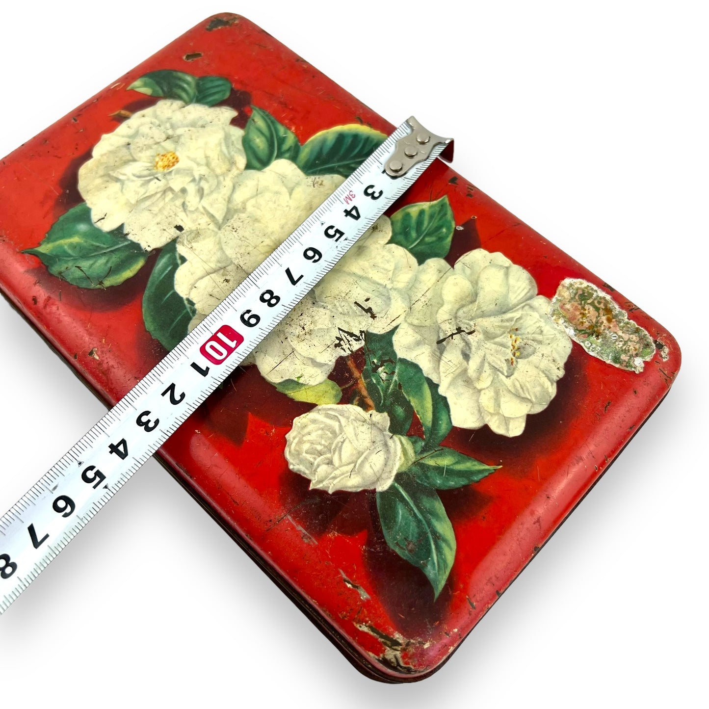 White roses red old tin