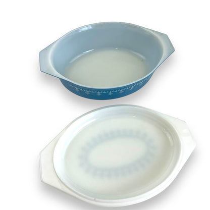 Pyrex 045 Snowflake Garland Oval Casserole Dish with Lid – 2.5 Qt – Vintage Blue & White Ovenware