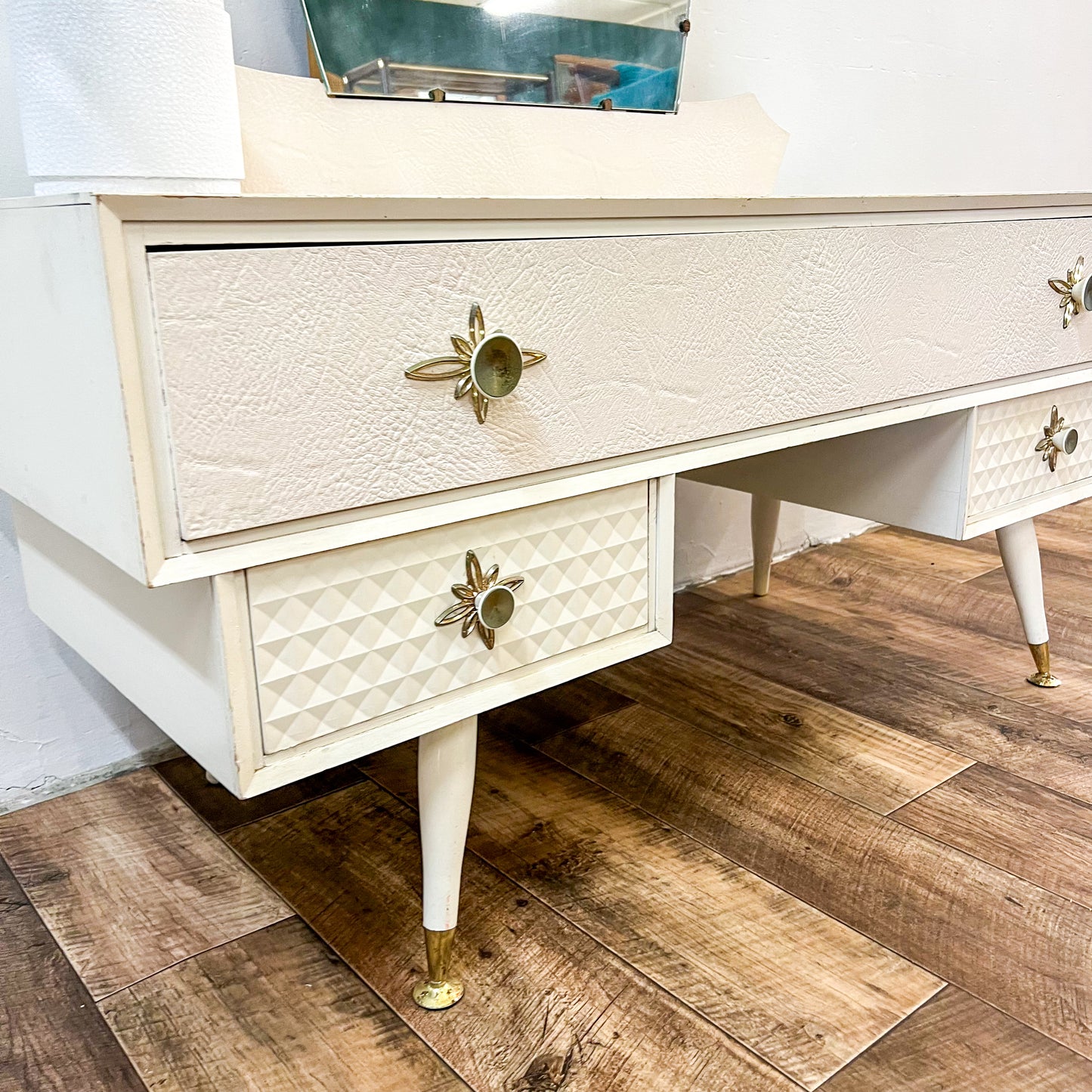 Retro White Bedroom Dressing Table & Mirror