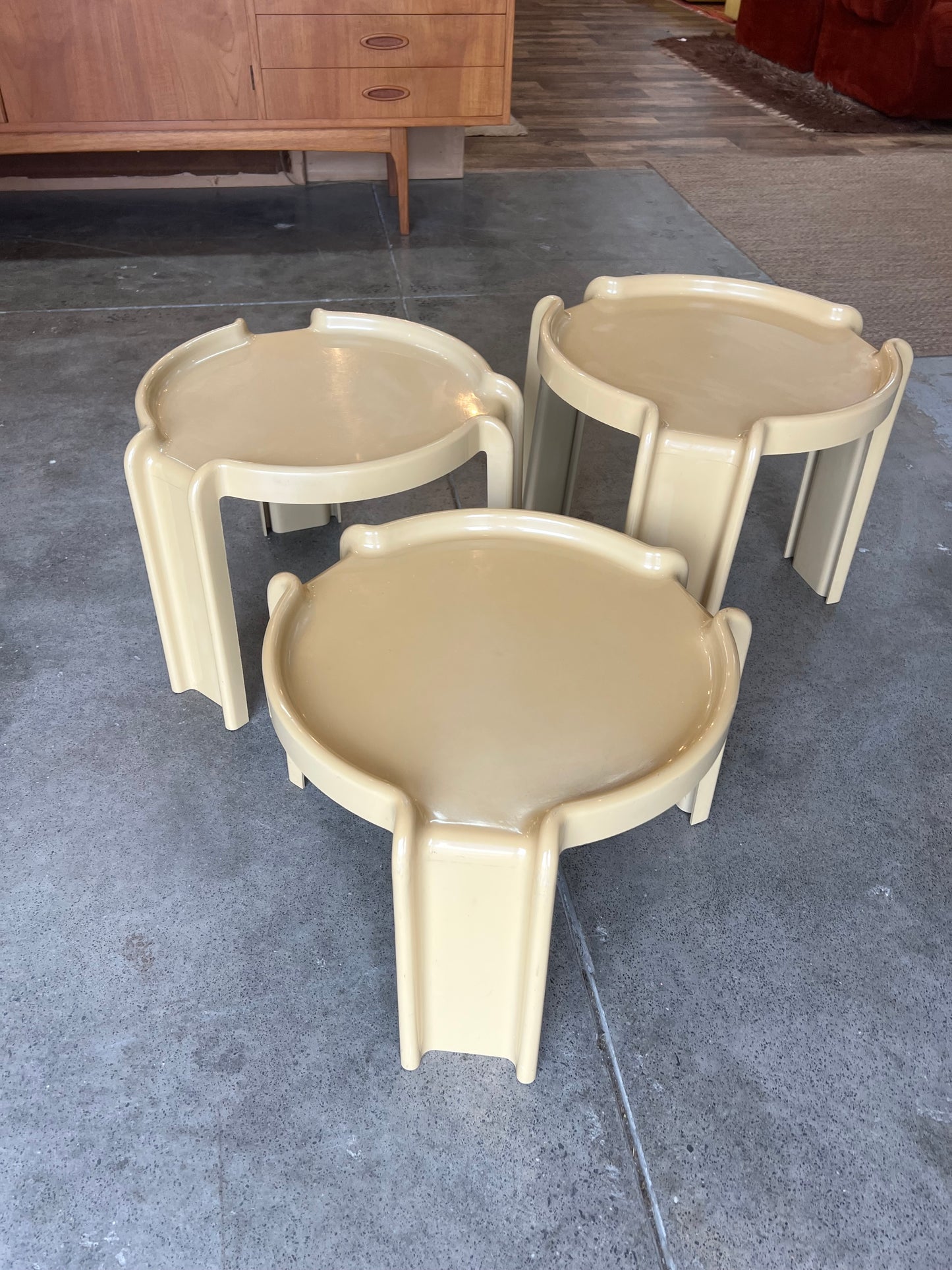 Kartell Nesting Tables – Set of 3 by Giotto Stoppino, 1970s Italian Design, Cream Side Tables