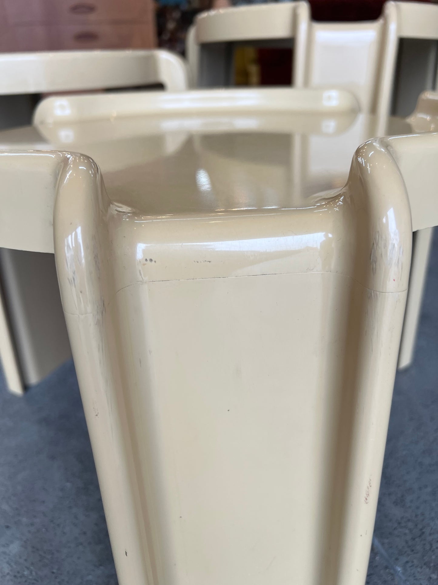 Kartell Nesting Tables – Set of 3 by Giotto Stoppino, 1970s Italian Design, Cream Side Tables