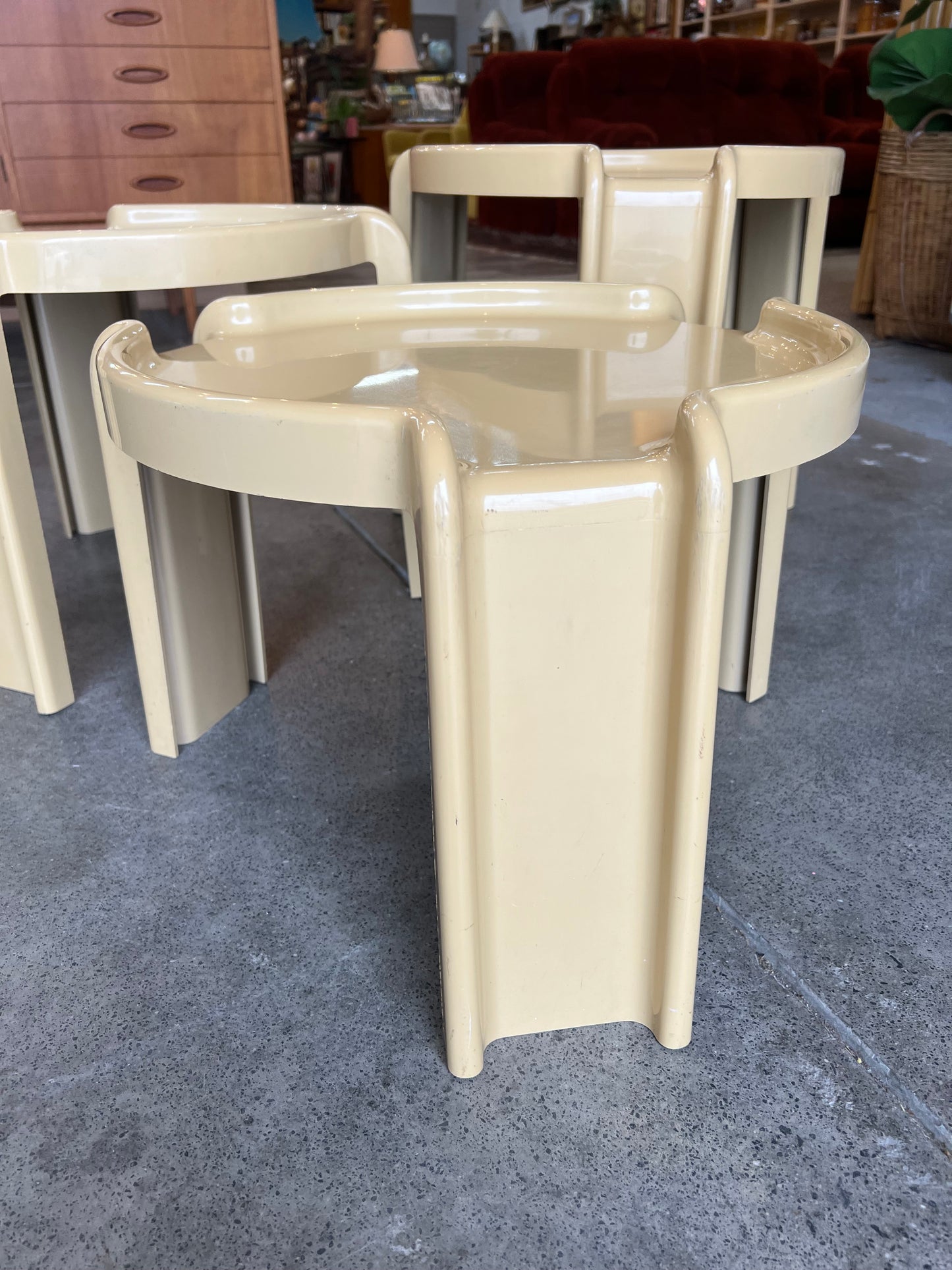 Kartell Nesting Tables – Set of 3 by Giotto Stoppino, 1970s Italian Design, Cream Side Tables