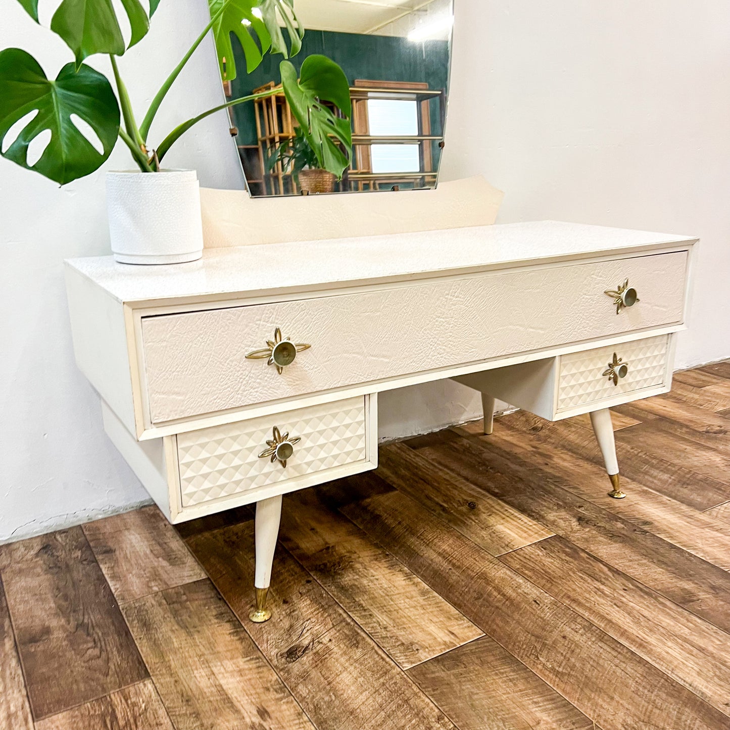 Retro White Bedroom Dressing Table & Mirror