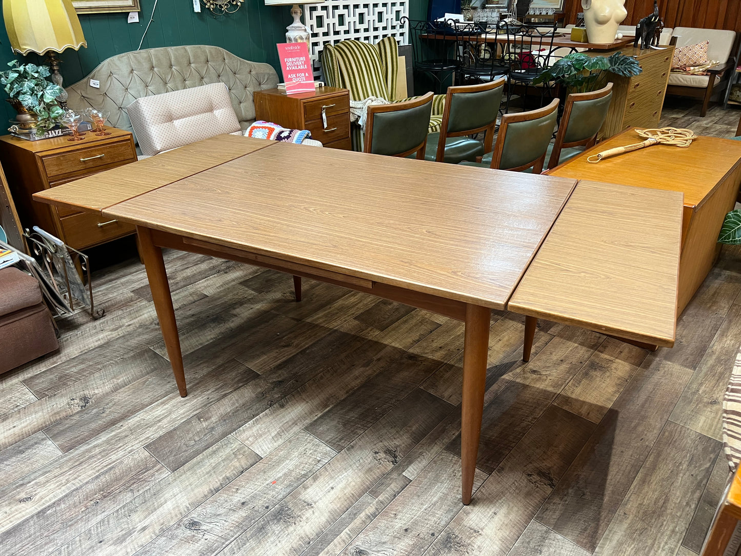 Chatley Draw Leaf Extendable Dining Table