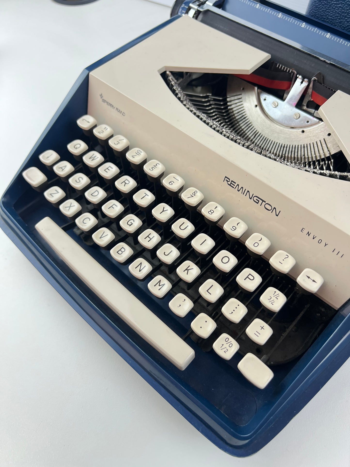 Remington Envoy III Portable Typewriter – Blue