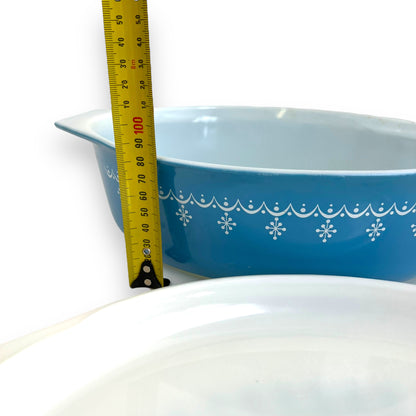 Pyrex 045 Snowflake Garland Oval Casserole Dish with Lid – 2.5 Qt – Vintage Blue & White Ovenware