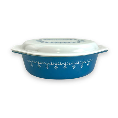 Pyrex 045 Snowflake Garland Oval Casserole Dish with Lid – 2.5 Qt – Vintage Blue & White Ovenware