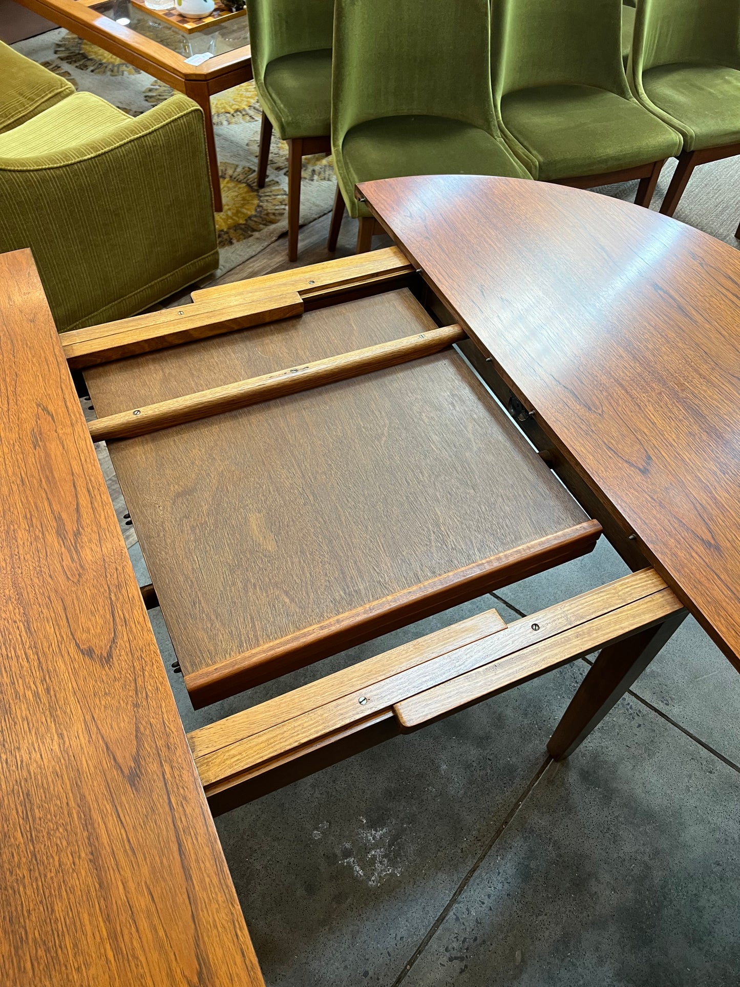 Australian Made Extendable Round/Oval Dining Table – Seats 4–6