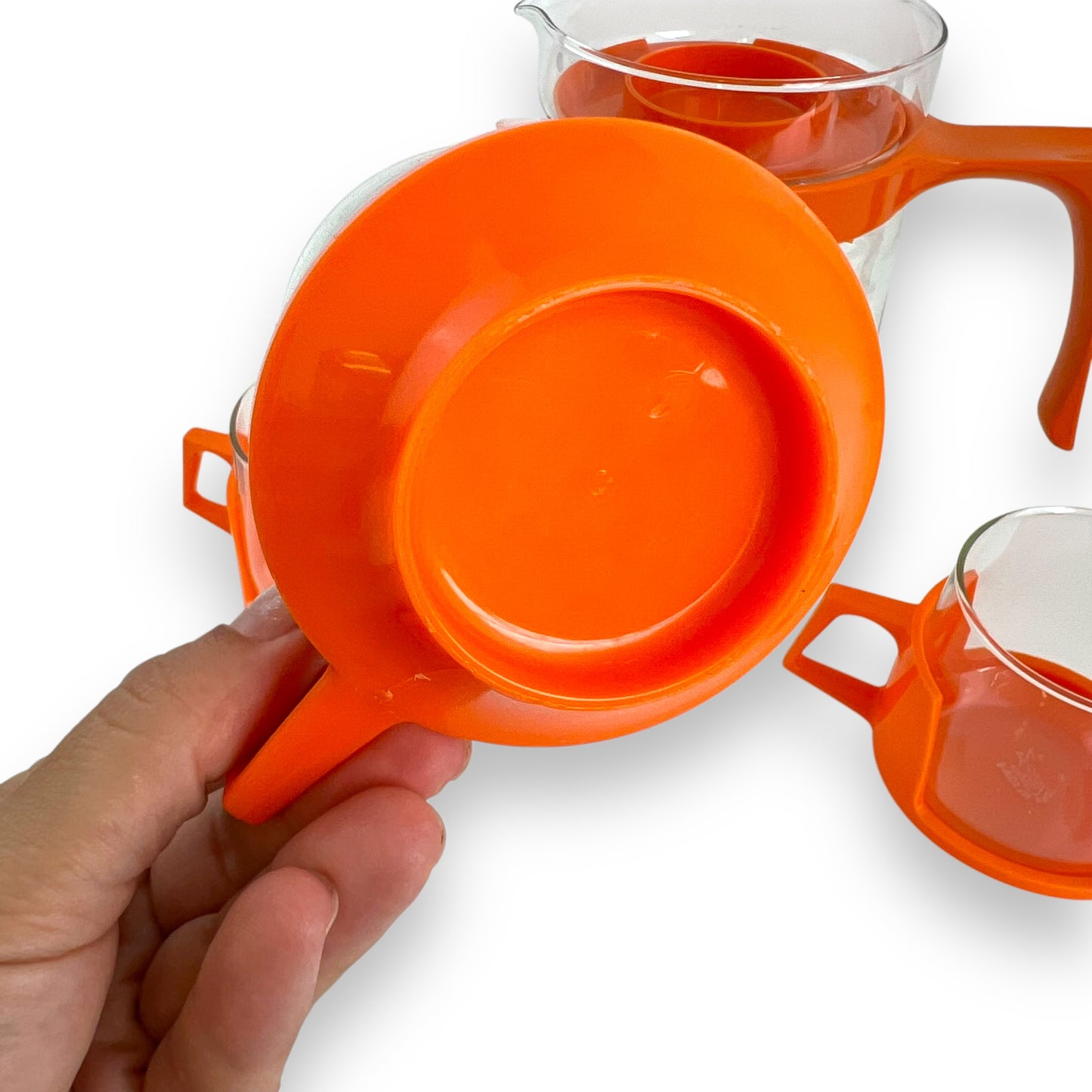 JAJ Pyrex Clear glass jug & 3 cups with orange plastic handles and lid.
