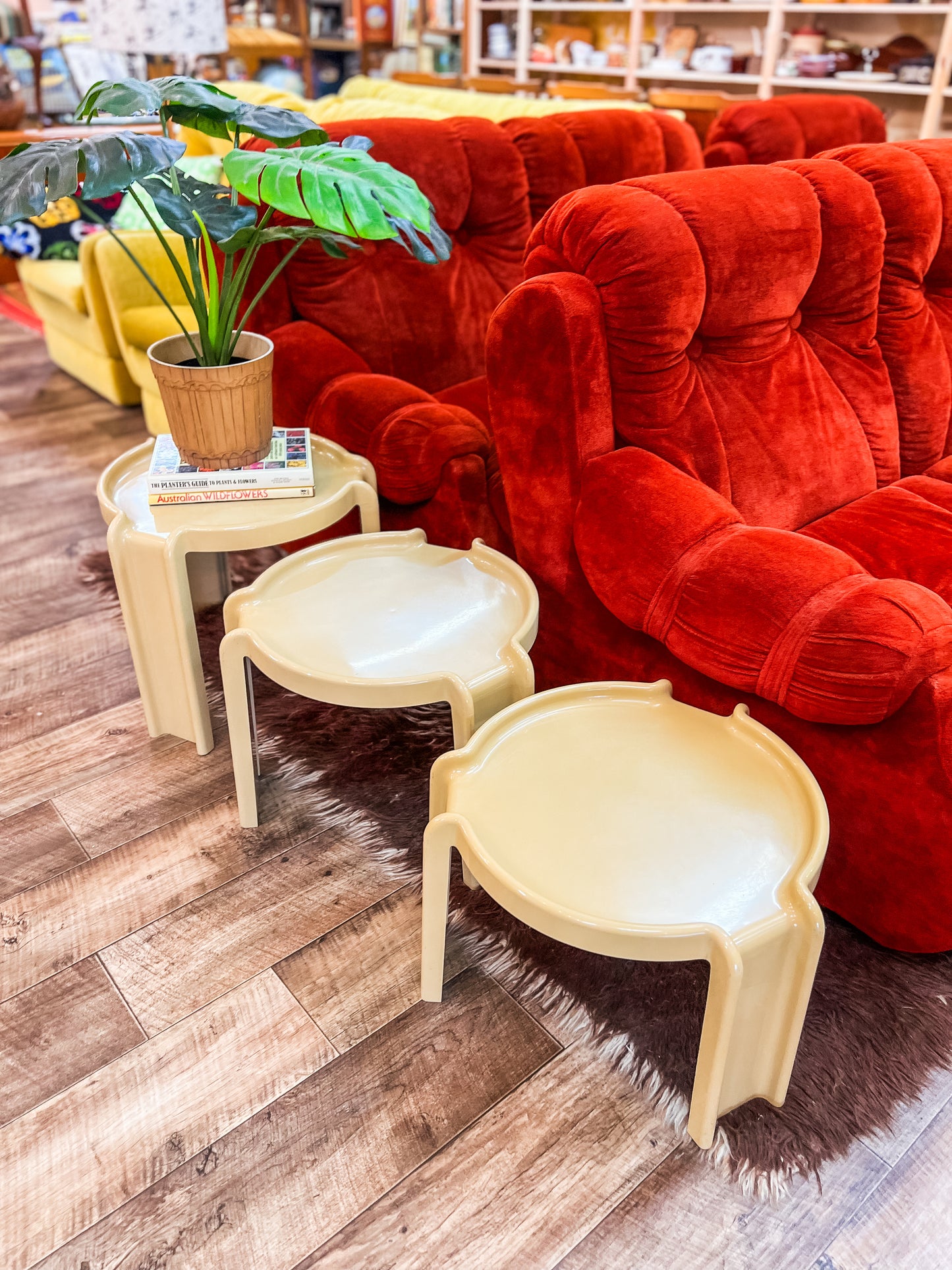 Kartell Nesting Tables – Set of 3 by Giotto Stoppino, 1970s Italian Design, Cream Side Tables