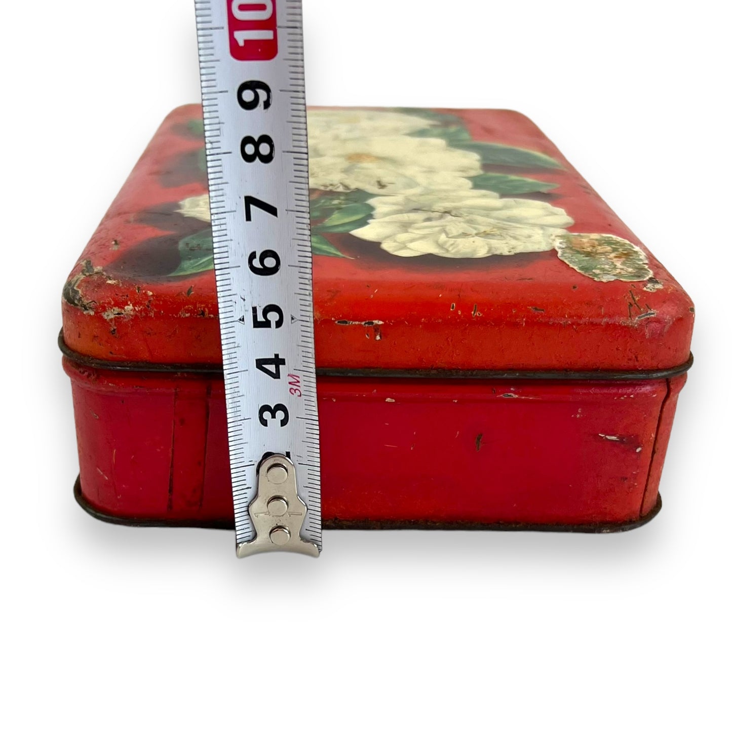 White roses red old tin