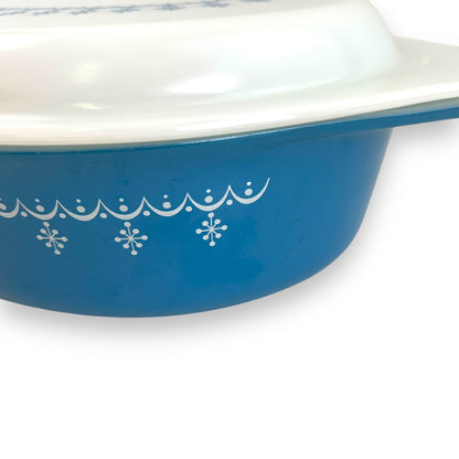 Pyrex 045 Snowflake Garland Oval Casserole Dish with Lid – 2.5 Qt – Vintage Blue & White Ovenware