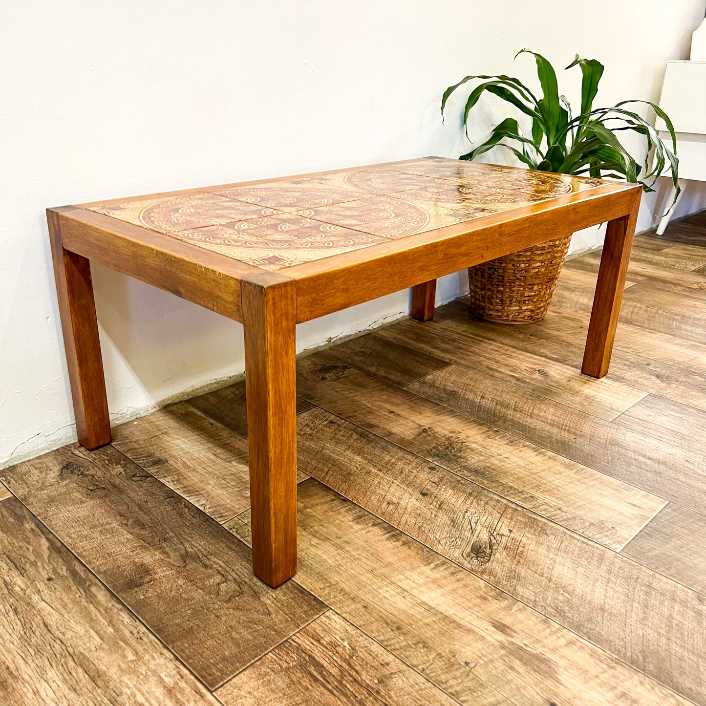 Rectangle wood tile coffee table with circle pattern
