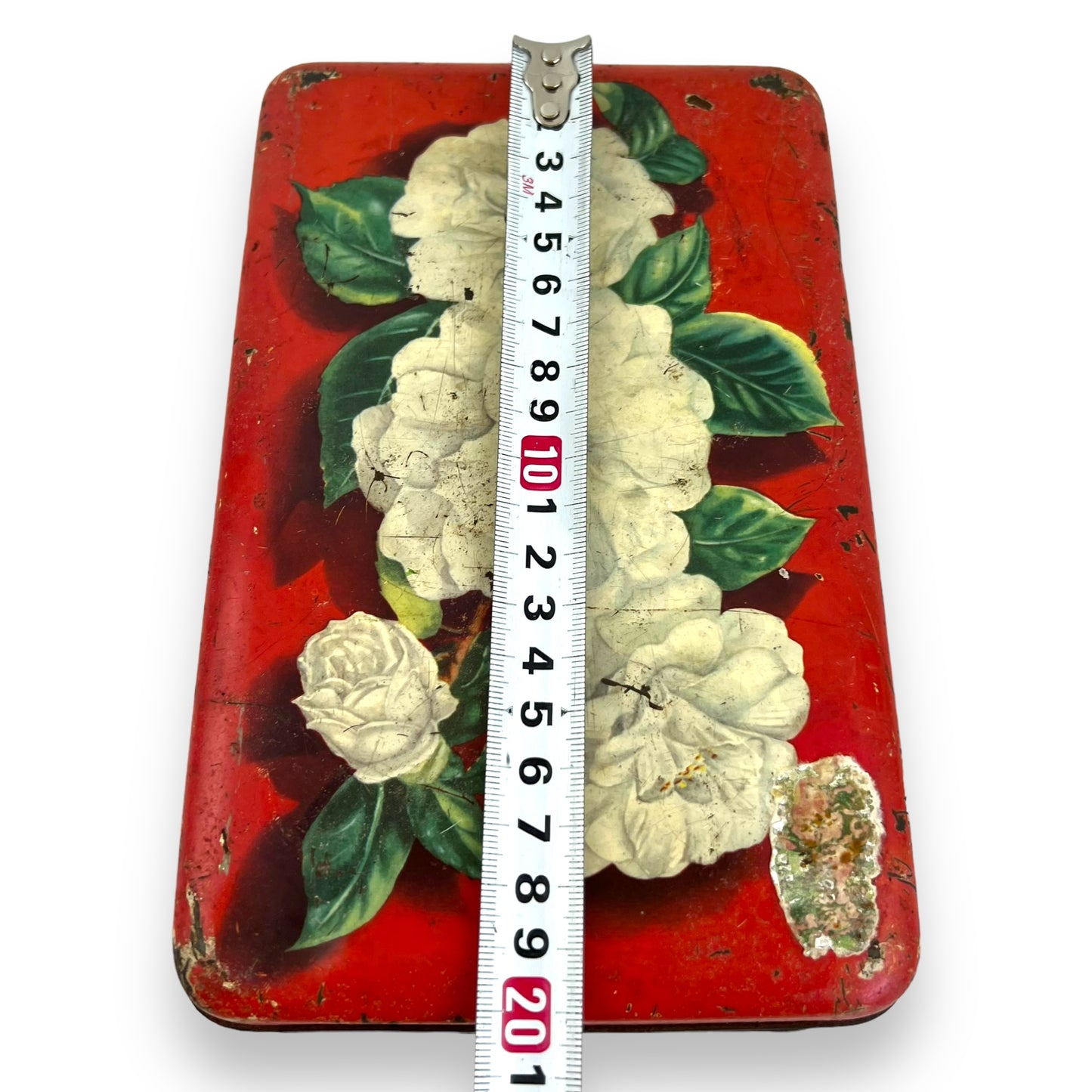 White roses red old tin