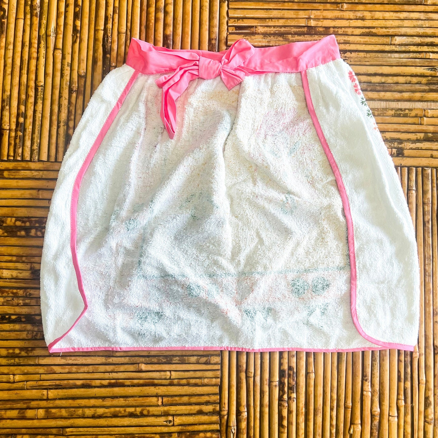 Retro pattern apron with pink tie strap