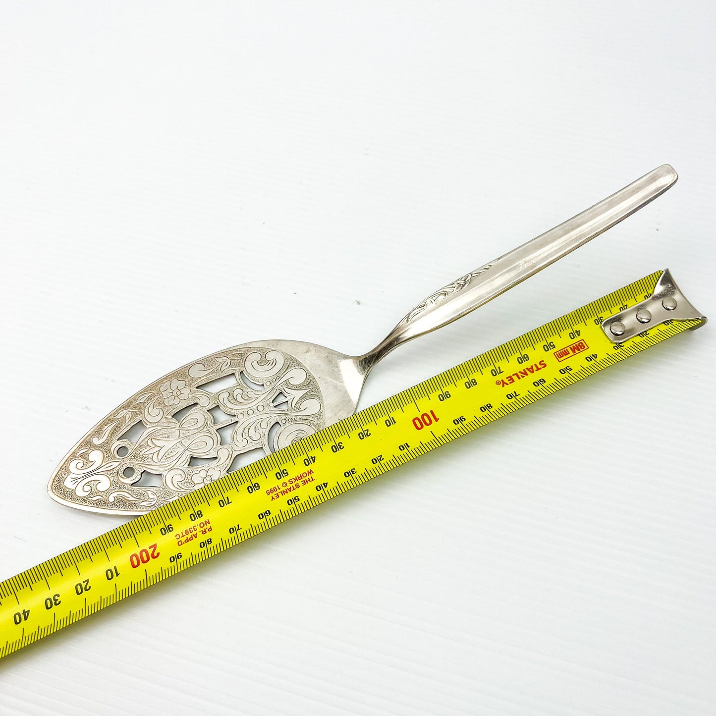 Silver cake serving utensil