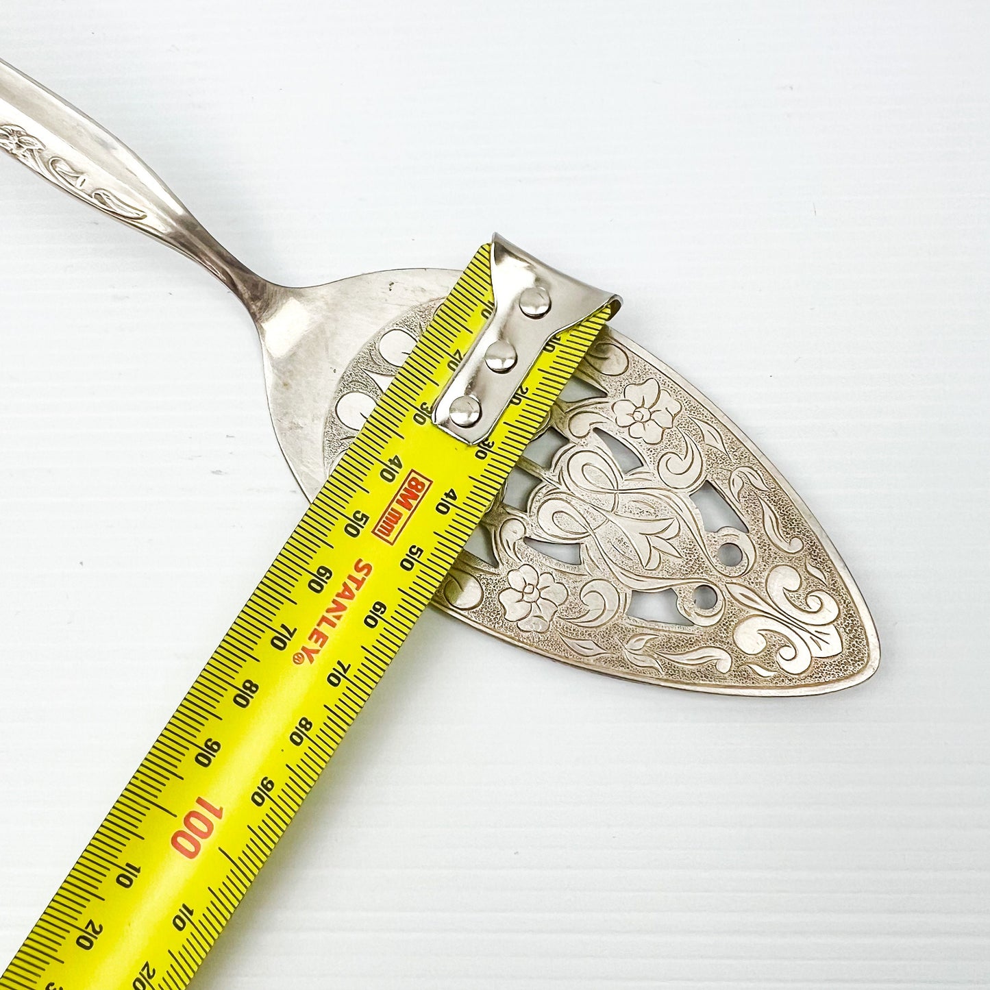 Silver cake serving utensil
