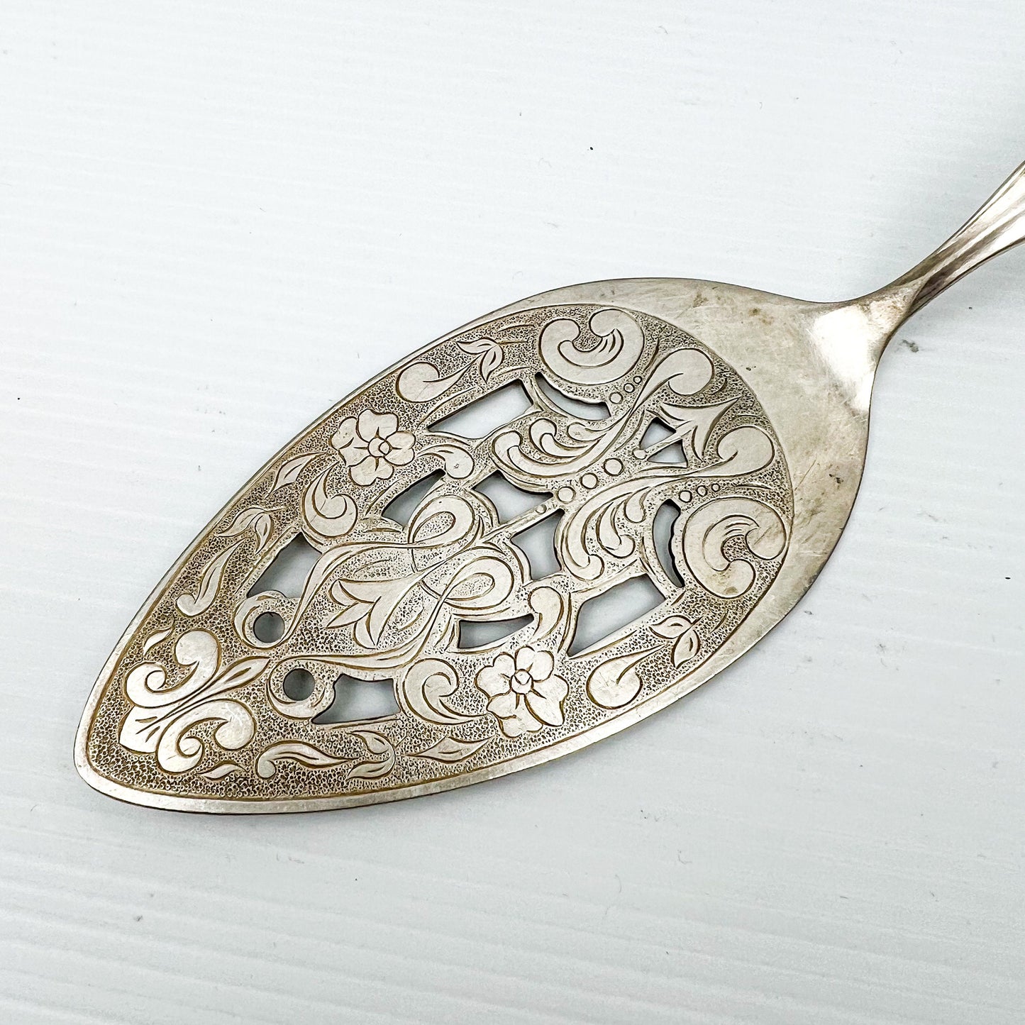 Silver cake serving utensil