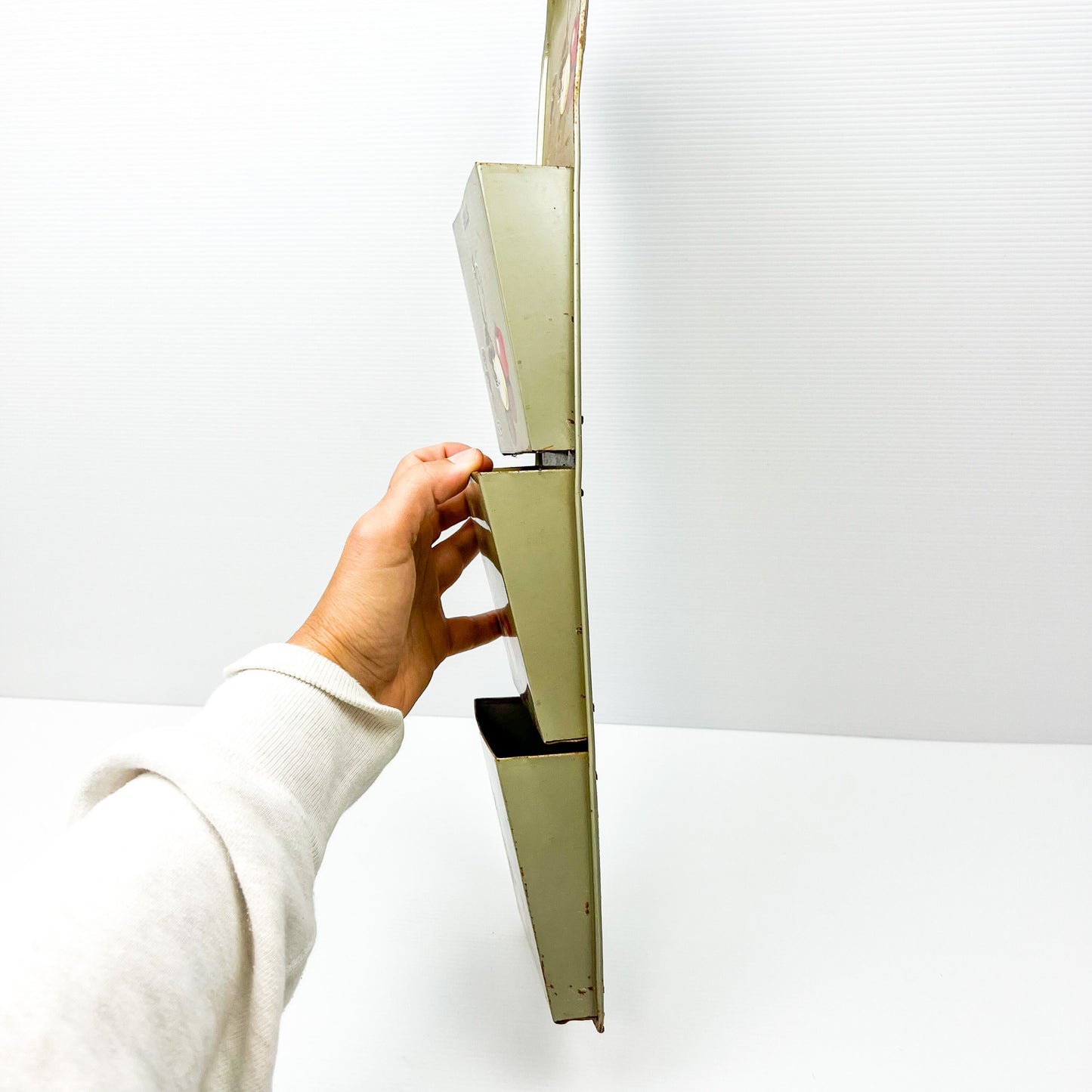 Letters, bills and miscellaneous metal hanging wall holder