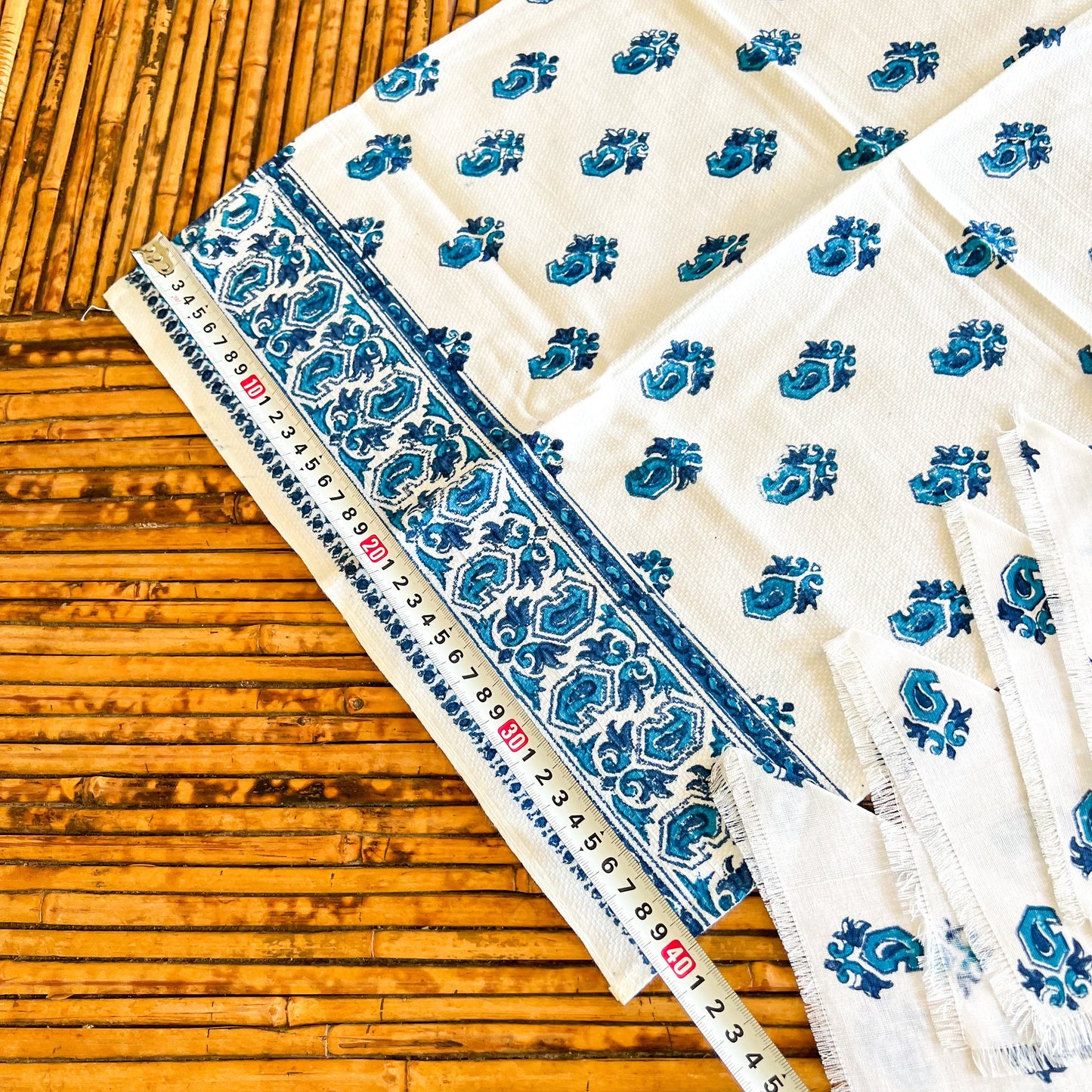 Blue and white retro pattern tea towel with 6 matching napkins