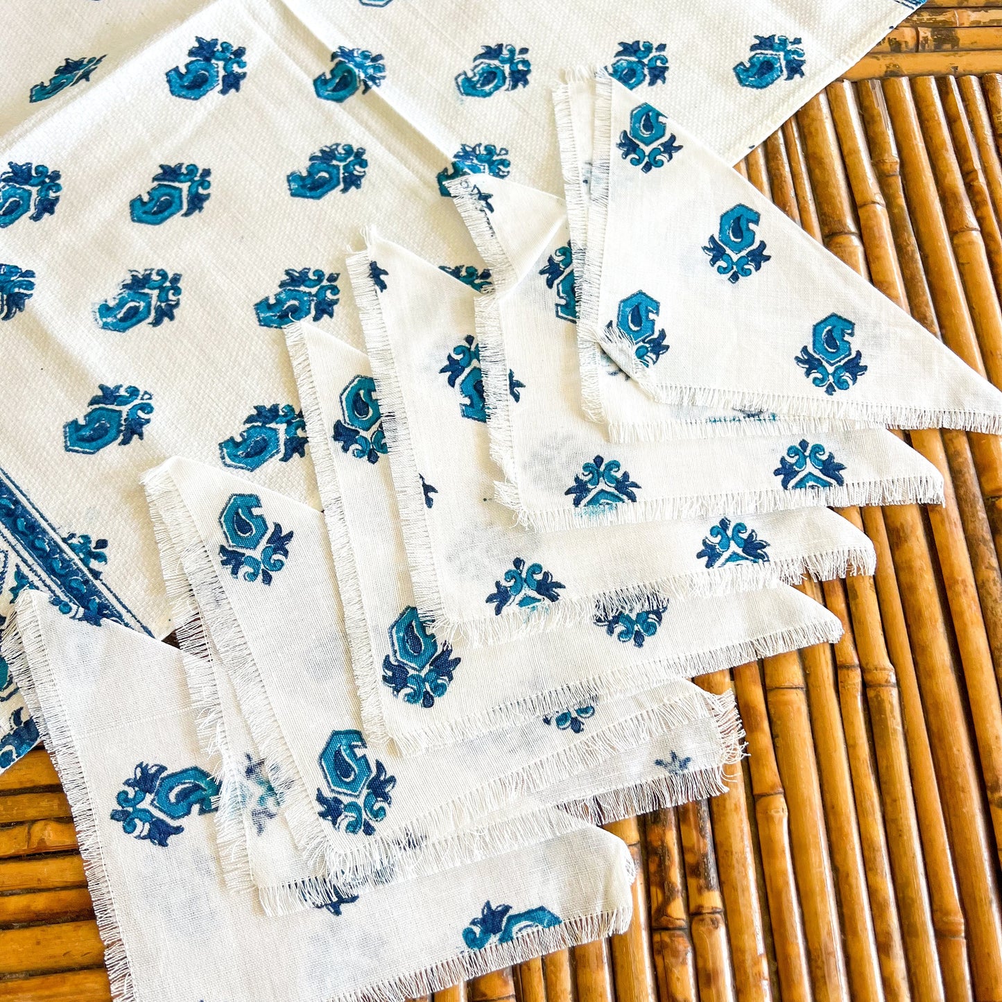 Blue and white retro pattern tea towel with 6 matching napkins