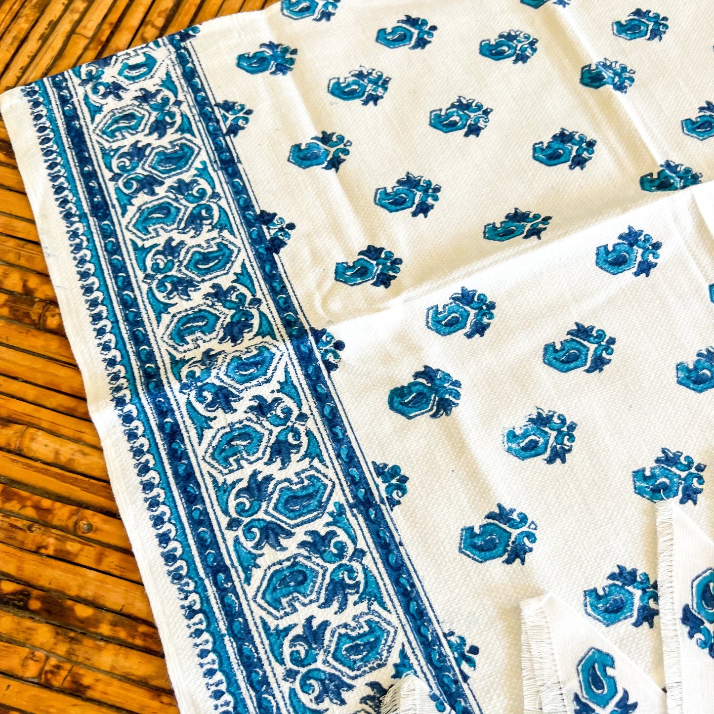 Blue and white retro pattern tea towel with 6 matching napkins