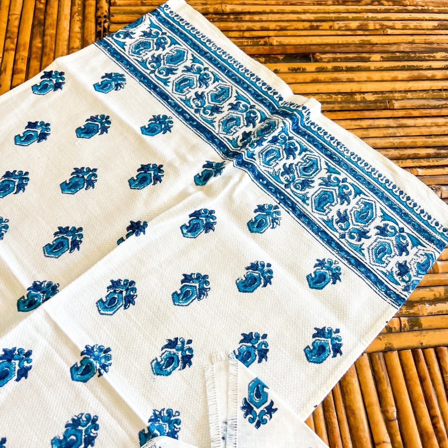 Blue and white retro pattern tea towel with 6 matching napkins