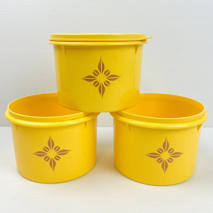 Yellow Tupperware Plastic container set of 3 - only 1 Lid